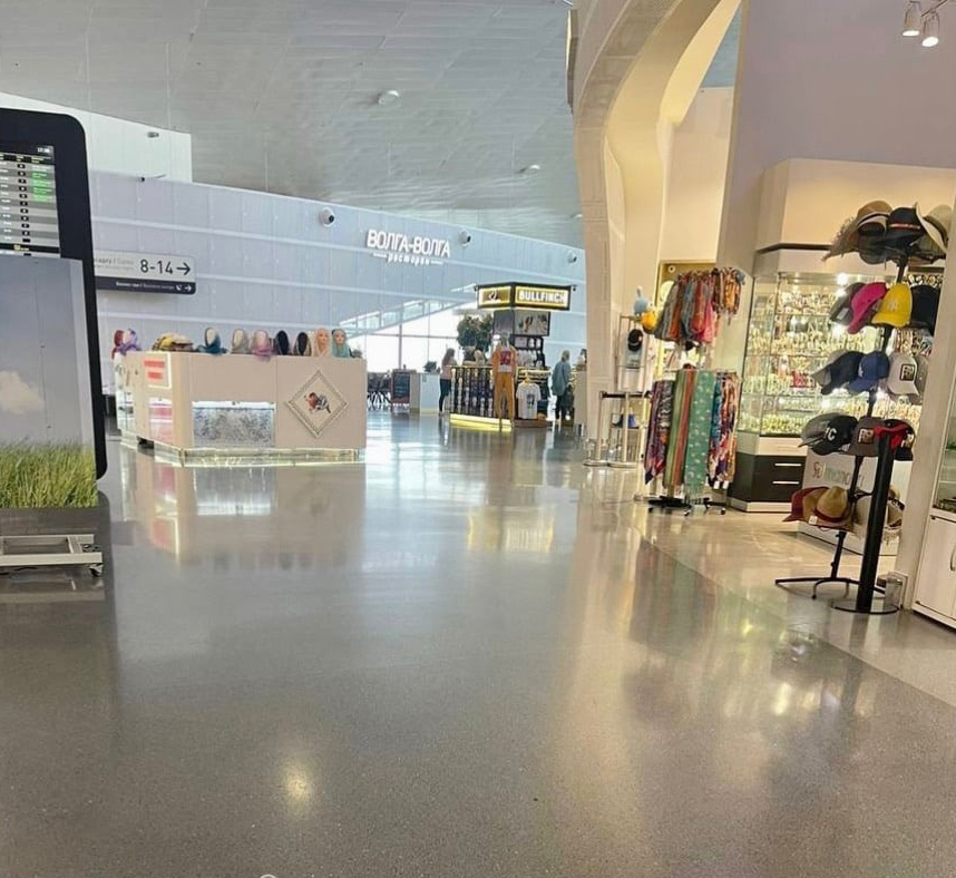 Фарши саноатии полимерӣ дар минтақаи парвози фурудгоҳ — намунаи системаи фарши бебанд